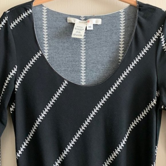 Studio M Size XS Black Faux Wrap Dress 3/4 Sleeve Fluer De Lis Style Print - Picture 2 of 8